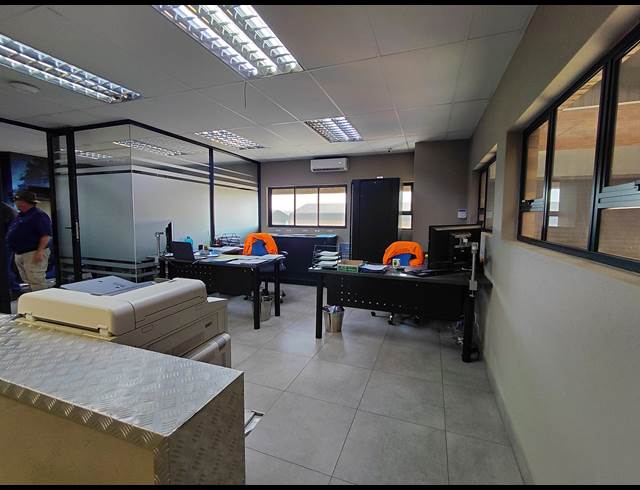 500M² WAREHOUSE TO LET IN POMONA