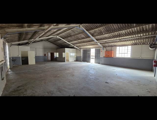 242M² WAREHOUSE TO LET IN WELLINGTON CENTRAL