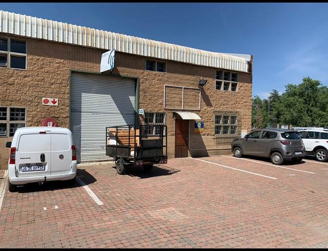 280M² WAREHOUSE TO LET IN LASER PARK