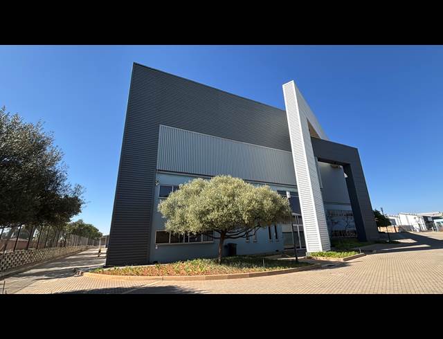 7,739M² WAREHOUSE TO LET IN ELANDSFONTEIN