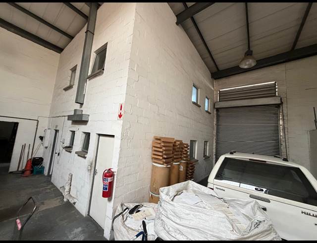 338M² WAREHOUSE TO LET IN STIKLAND INDUSTRIAL