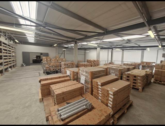 495M² WAREHOUSE TO LET IN STIKLAND INDUSTRIAL
