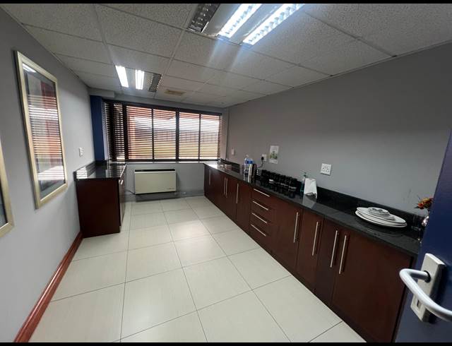 1,246M² OFFICE TO LET IN DAWNCLIFFE