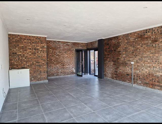 45M² SHOWROOM TO LET IN UMHLALI