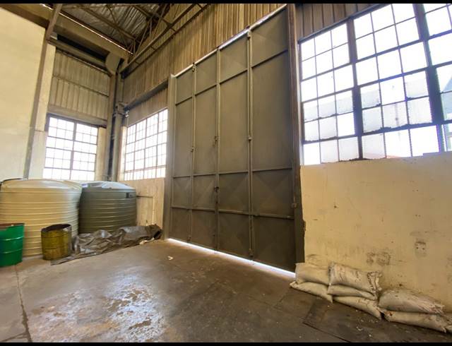 700M² WAREHOUSE TO LET IN LEA GLEN
