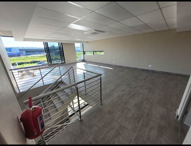 395M² WAREHOUSE TO LET IN STIKLAND INDUSTRIAL