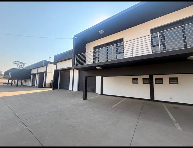 900M² WAREHOUSE TO LET IN APEX