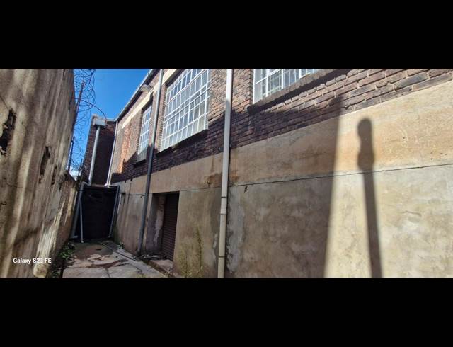 1,700M² WAREHOUSE TO LET IN VILLAGE MAIN