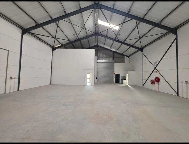 700M² WAREHOUSE TO LET IN FIRGROVE INDUSTRIAL ESTATE