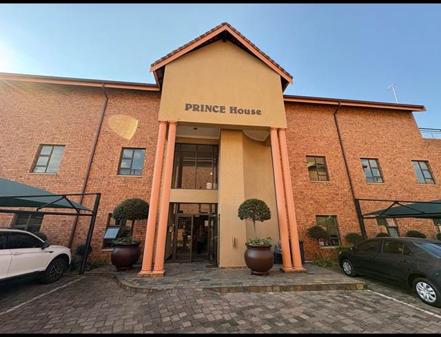 112M² OFFICE TO LET IN FOURWAYS