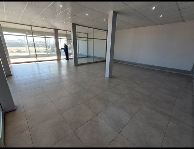 2,248M² SHOWROOM TO LET IN DUNCANVILLE