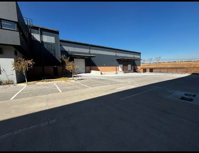 3,704M² WAREHOUSE TO LET IN SAMRAND BUSINESS PARK