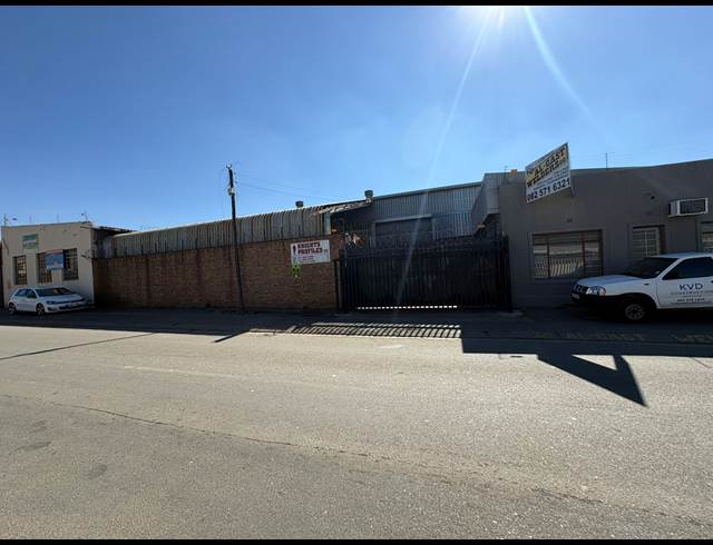 950M² WAREHOUSE TO LET IN KNIGHTS