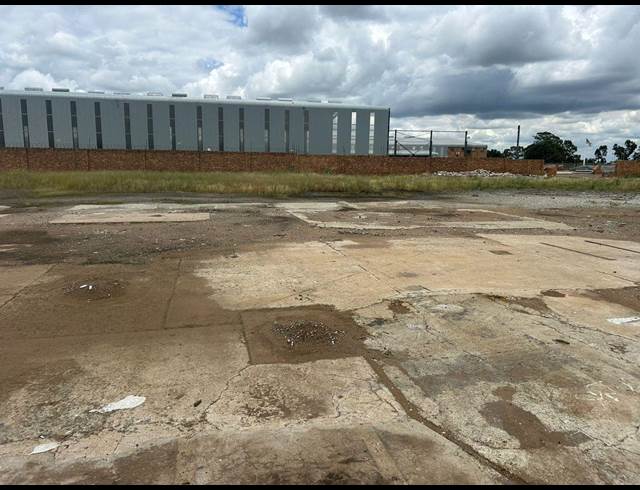 12,000M² INDUSTRIAL YARD TO LET IN COMET