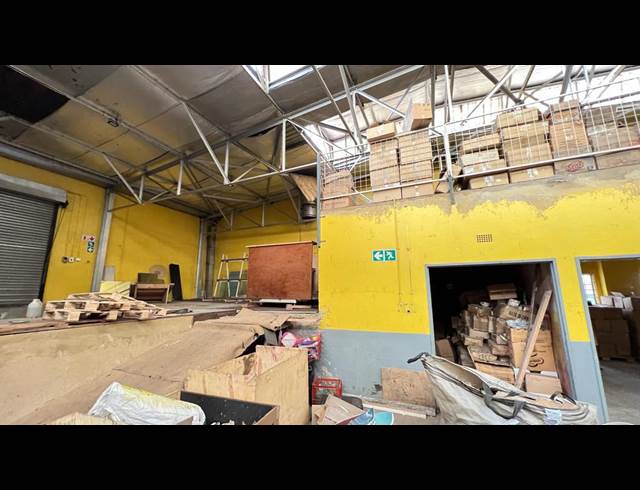 800M² WAREHOUSE TO LET IN NEW CENTRE