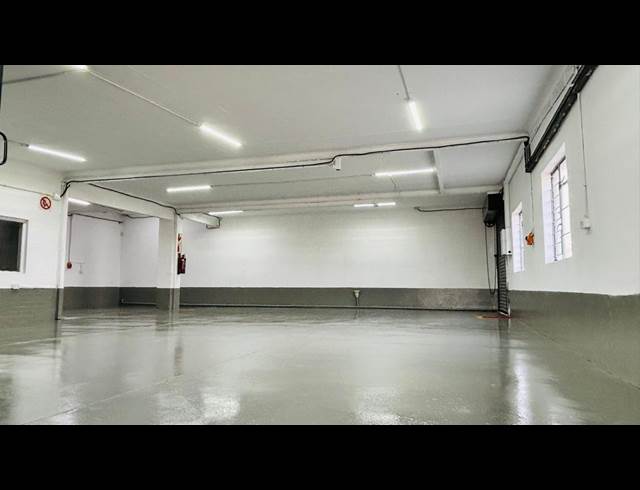 264M² WAREHOUSE TO LET IN FACTORIA