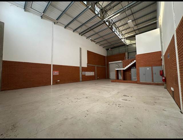 290M² WAREHOUSE TO LET IN LONGLAKE