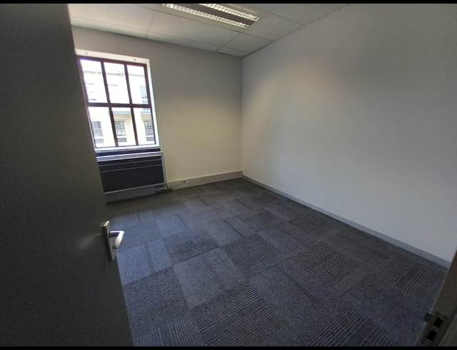 626M² OFFICE TO LET IN BRYANSTON