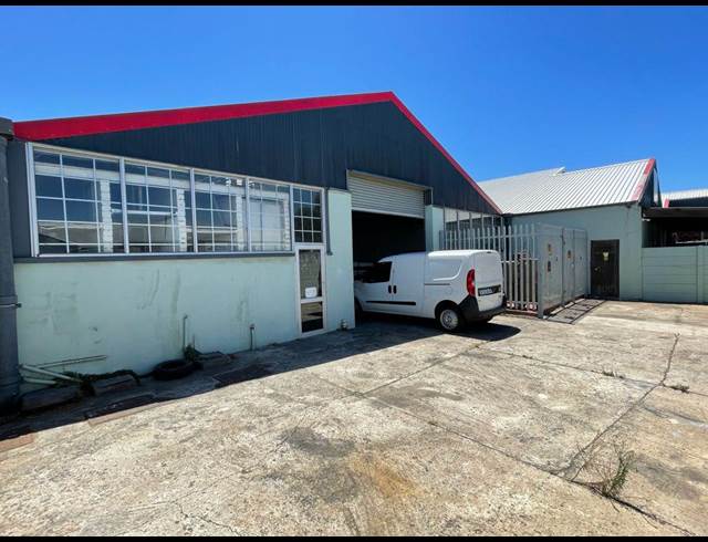 360M² WAREHOUSE TO LET IN TRIANGLE FARM