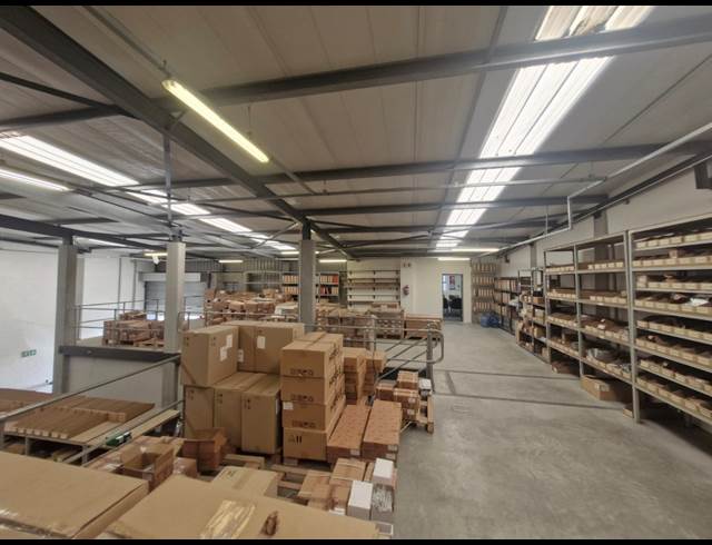 495M² WAREHOUSE TO LET IN STIKLAND INDUSTRIAL