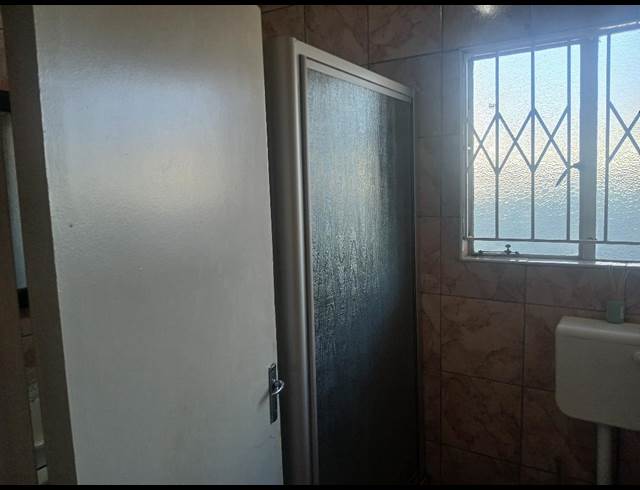 2 bed property to rent in CROWN GARDENS