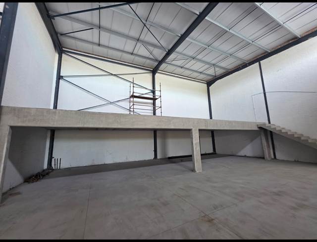 1,861M² WAREHOUSE TO LET IN FIRGROVE INDUSTRIAL ESTATE