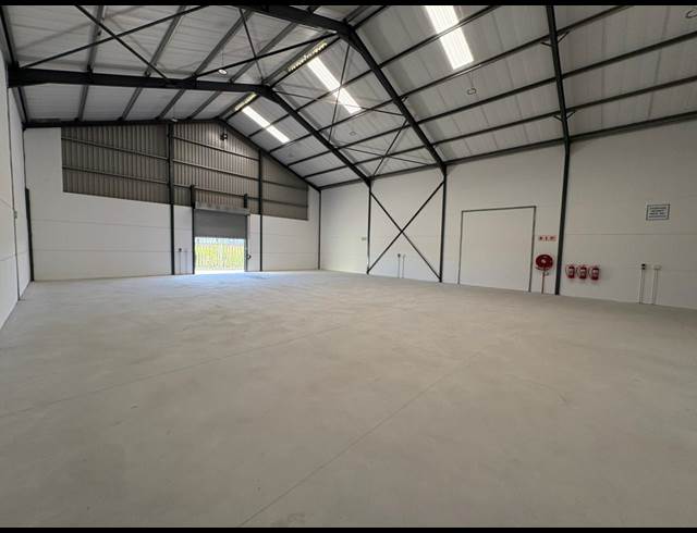 429M² WAREHOUSE TO LET IN FIRGROVE INDUSTRIAL ESTATE
