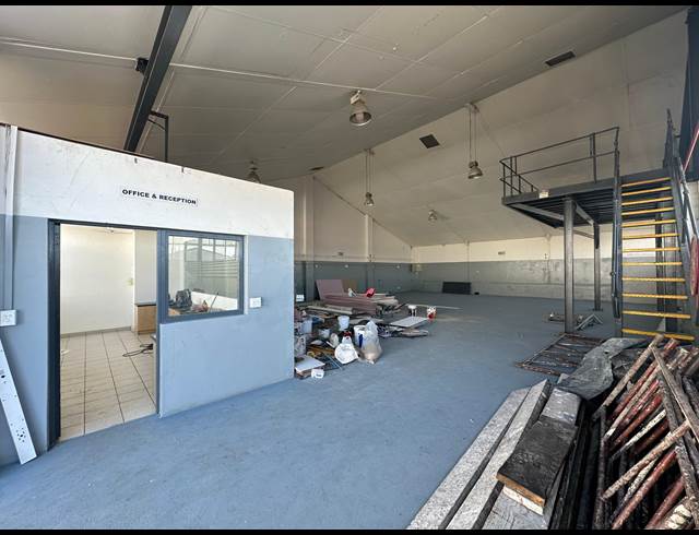 300M² WAREHOUSE TO LET IN LANSDOWNE