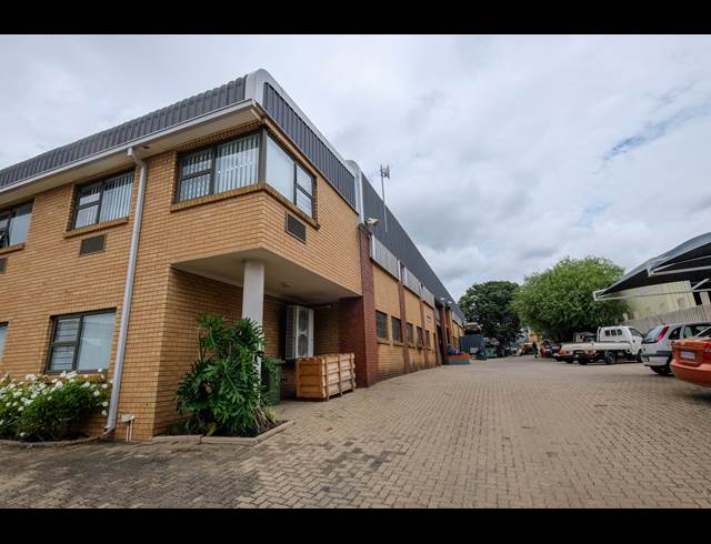 1,300M² WAREHOUSE TO LET IN FOUNDERS VIEW