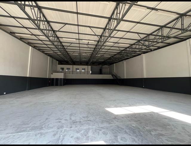 679M² WAREHOUSE TO LET IN LASER PARK
