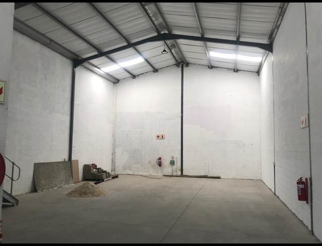 262M² WAREHOUSE TO LET IN STIKLAND INDUSTRIAL