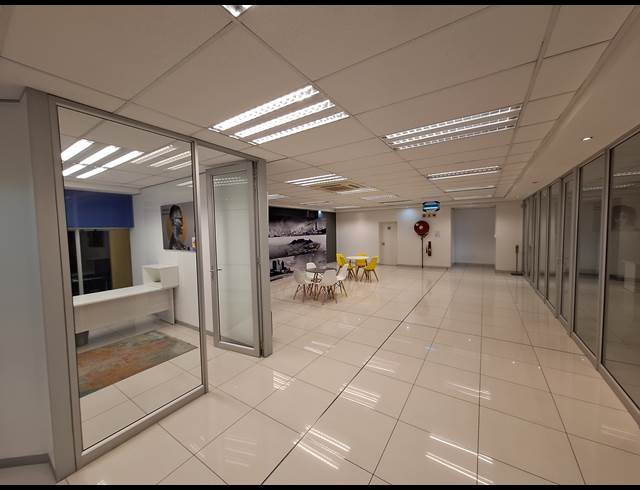 2,221M² SHOWROOM TO LET IN NORTH RIDING