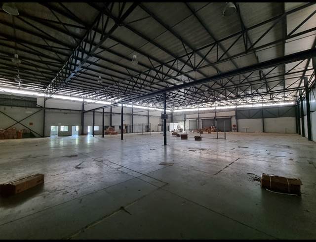 2,348M² WAREHOUSE TO LET IN LONGMEADOW