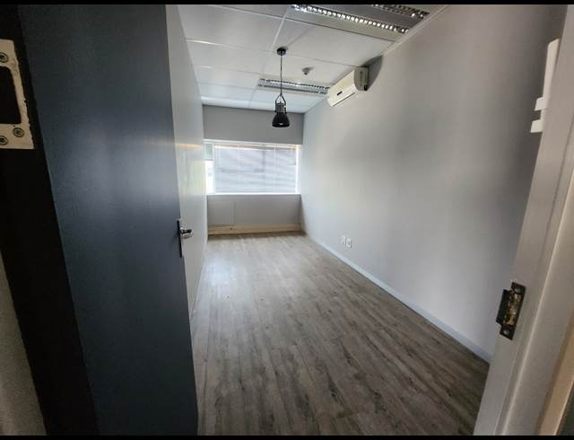 624M² OFFICE TO LET IN VORNA VALLEY