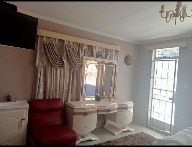 2 bed property to rent in RIDGEWAY