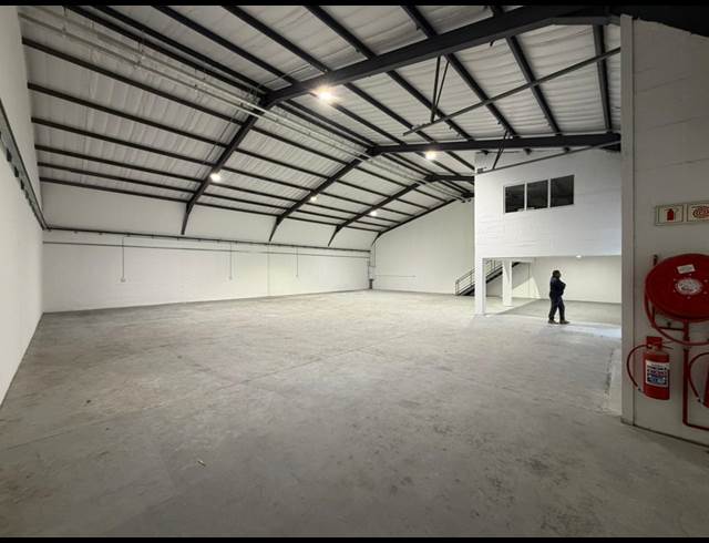 444M² WAREHOUSE TO LET IN RETREAT