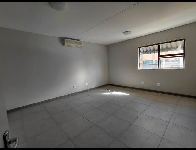 640M² WAREHOUSE TO LET IN POMONA