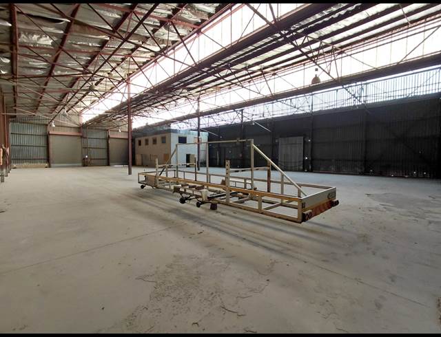 1,100M² WAREHOUSE TO LET IN CLAYVILLE