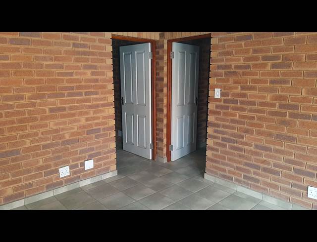 530M² WAREHOUSE TO LET IN POMONA