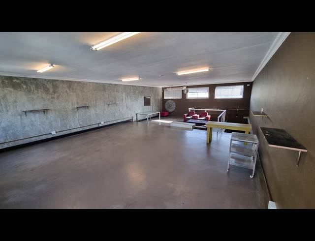 75M² BUSINESS TO LET IN WOODSTOCK