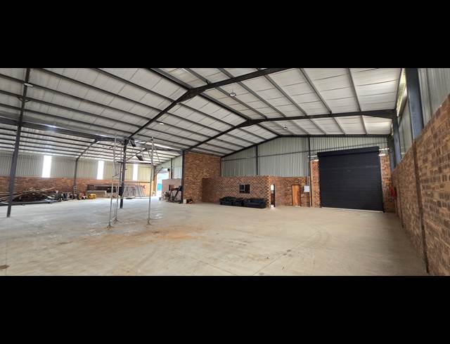 2,040M² WAREHOUSE TO LET IN CROWN