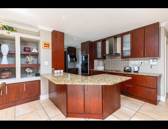 6 BEDROOM FREEHOLD TO LET IN WEST BEACH