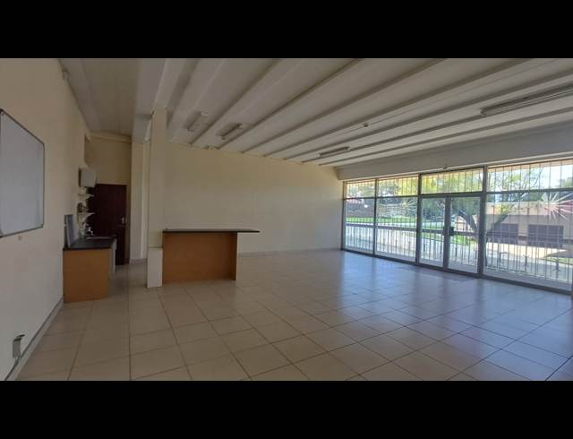 81M² BUSINESS TO LET IN OAKDENE