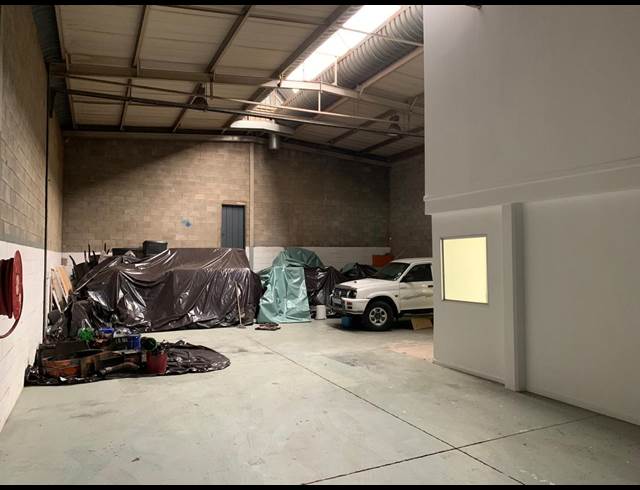 252M² WAREHOUSE TO LET IN LASER PARK
