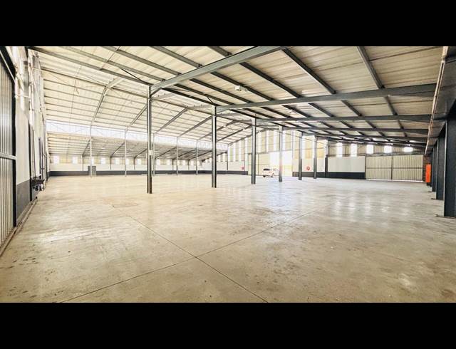 2,100M² WAREHOUSE TO LET IN DUNCANVILLE