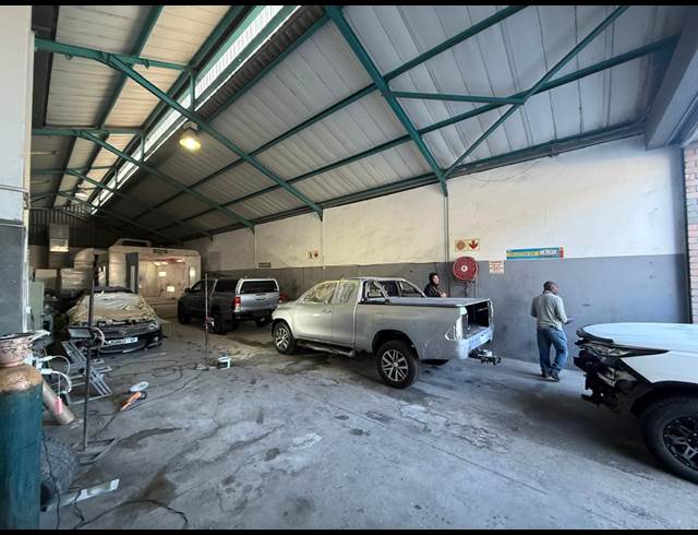 401M² WAREHOUSE TO LET IN STIKLAND
