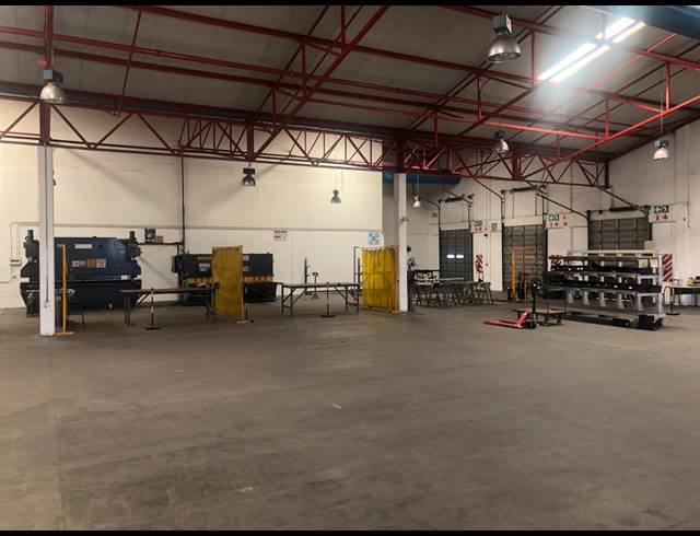 2,476M² WAREHOUSE TO LET IN STIKLAND INDUSTRIAL
