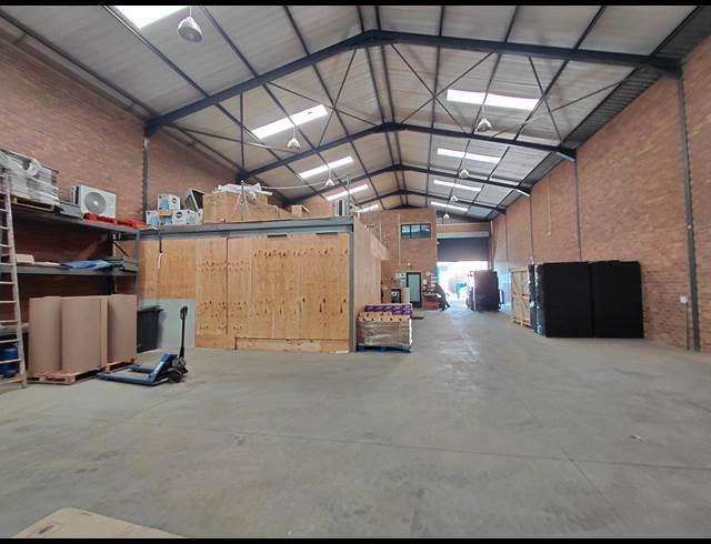 500M² WAREHOUSE TO LET IN POMONA