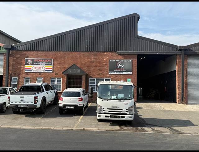 750M² WAREHOUSE TO LET IN TRIANGLE FARM