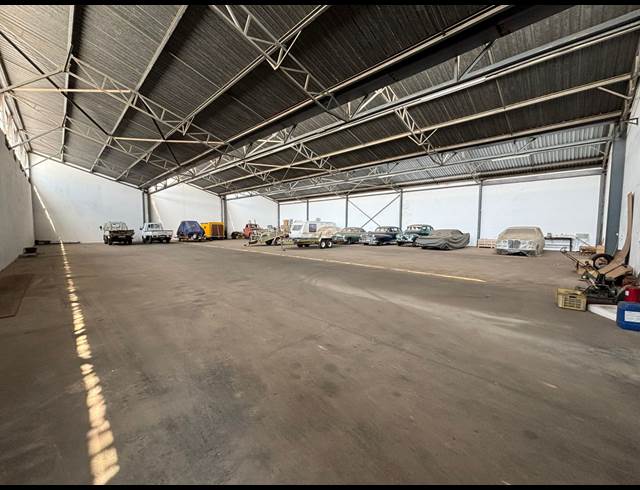 1,043M² WAREHOUSE TO LET IN HENVILLE